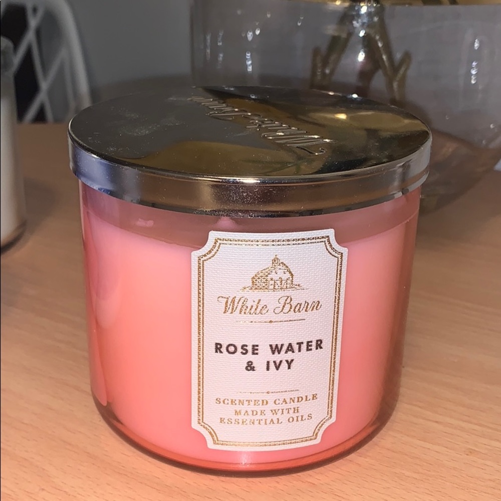 Bath and body works rose water and ivy candle